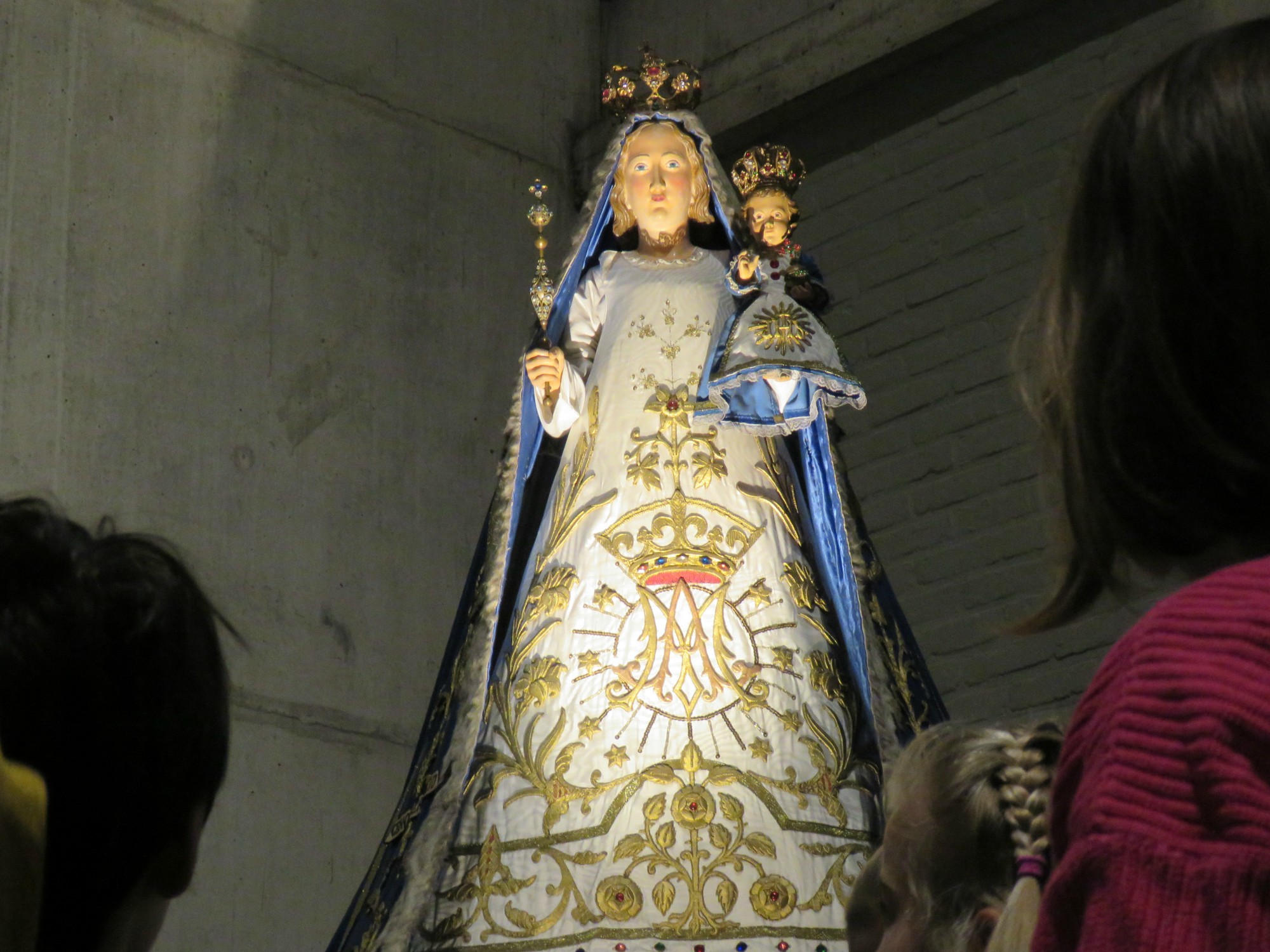 Het Mariabeeld achteraan in de kerk is wel heel speciaal